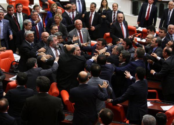 CHP zmir Milletvekili Erdal Aksnger ile AK Parti stanbul Milletvekili Metin Klnk yumruklat. Klnk, kavgaya karan CHP Kayseri Milletvekili evki Kulkulolu ile de yumruklat.