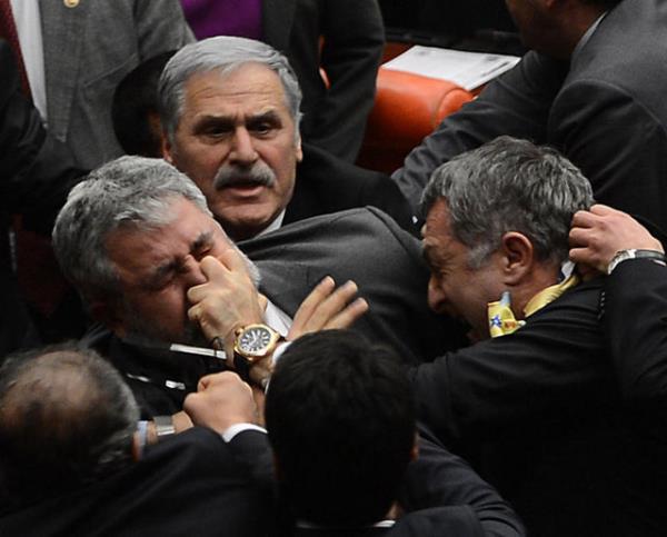 Fenalaan ve burnu kanayan Kulkulolu, ambulansla hastaneye kaldrld.