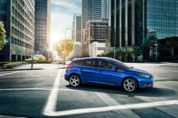 Kabin iinde de ciddi bir adm atan Ford daha basit ve ergonomik bir dzen tercih etti. Otomobile SYNC 2 balant sisteminin ykl olduu 8 in byklnde dokunmatik bir ekran yerletirildi ve daha az dme kullanld.