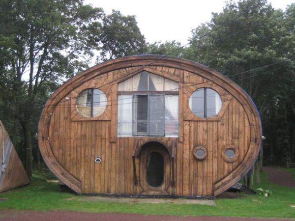 Baz evlerin yz ifadeleri olduunu daha nce fark etmi miydiniz? Belki de her gn gelip getiiniz sokakta utanga bir bina her sabah size selam veriyor olabilir. te o evlerden bir ka tanesi..