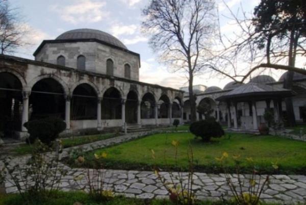 Trk naat ve Sanat Eserleri Mzesi, 9 amdan, 6 ini, 2 ahap eser, 2 kap kenedi, birer adet Osmanl Armas, alem, tepsi, srahi, musluk, fener, testi, rozet, tabak ve kap kua