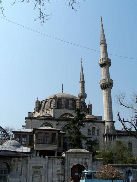 Valide-i Cedid Camii, 12 amdan, 3 glabdan ve bir buhurdan (2012)