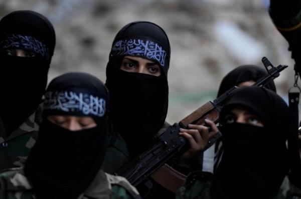 Suriye i savanda en nemli cephelerden birisi olan Halep'te kadn savalarda eitimden geerek cepheye gitmeye balad. mm el Muminin Aye adl tamam kadnlardan oluan 13 kiilik birlik Halep'te farkl noktalarda scak atmalara katlyor. zellikle keskin nianc olarak grev alan birlikte 3 niversite rencisi yer alrken birlikteki dier kadnlarn tamam sava ncesi retmenlik yapyordu.