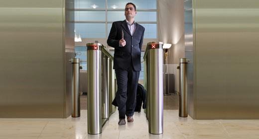 30 yalarnda, yalnz seyahat eden ve k giyinen erkek yolcularn First Class&#8217;a geme ans ok yksek. Madalyonun teki yznde ise 17-19 yalarnda, frapan giyimli ve grup olarak seyahat eden gen kzlar yer alyor...