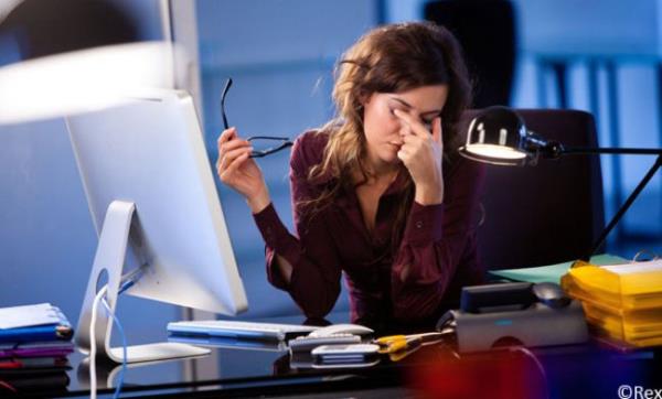 8- Bilgisayar banda alanlarda alerji, kuruluk, kirpik dibi iltihab grlme skl artar. Aralkl dinlenmeler ve gz krpmak gereklidir.