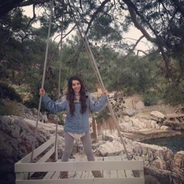 NUR FETTAHOLU   Biraz yaramazm galiba