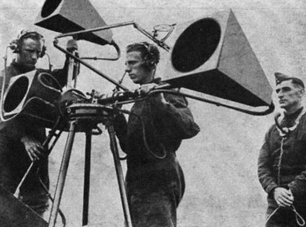 Elbette radar sistemlerinin hayatmza girmesinden yllar nce bu ihtiyac karlamak zere uak dinleyicilii olarak da bilinen bir i kolu vard. Bu meslei icra edenler gkyzn dinler ve uaklarn kardklar motor sesini duymaya alrd.