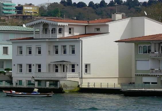 Kibar Ailesi'nin temsilcilerinden Kibar Holding'in patronu Ali Kibar'n iki yals bulunuyor.Kuzguncuk'taki Madam Aavni Muratyan Yals'nn sahibi olan Kibar, buray Galatasaray Spor Kulb yneticilerden Yiit ardan'a kiraya vermiti. Ali Kibar, yeni satn ald Rumelihisar'ndaki Ferhan Baras Yals'nn da sahibi.