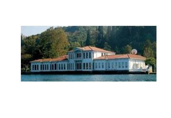 Blent Eczacba Yeniky'de Hollandallar Yals'nda oturuyor.