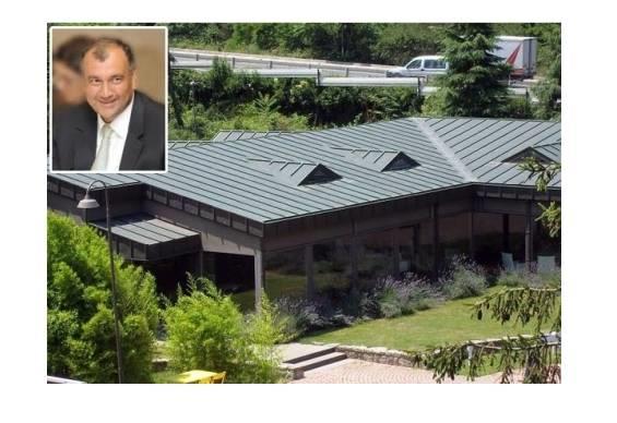 Murat lker, oturmak iin Anadolu yakasn tercih eden iadamlar arasnda. lker"in skdar Vaniky"de yals, amlca"da kk bulunuyor.