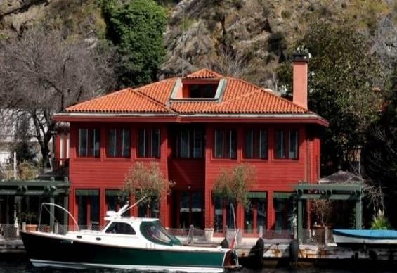 Boyner Holding'in sahibi Cem Boyner ve ei mit Boyner, Kanlca'daki yallarnda yayor.