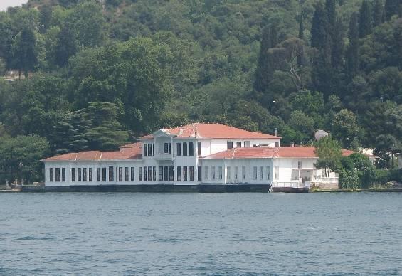 Halis Komili Kandilli?deki tarihi Kbrsl Yals sahibi.