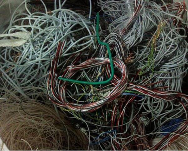 11. Ortalama olarak bir arabada 914 metre kadar elektrik kablosu vardr.