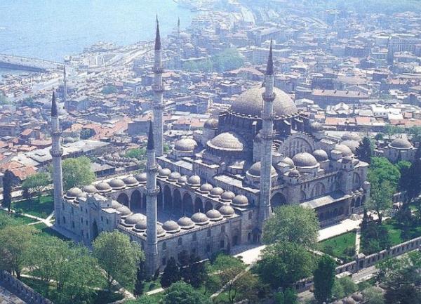 Hrrem Sultan, bundan sonra kendisini hayr ilerine verdi, baz diplomasi faaliyetlerine katld. ah Tahmasb'n kz kardeiyle haberletii gibi Sleymaniye Camii'nin inasndan sonra ahtan hediyeler gelince karlnda bir teekkr mektubu yazd.