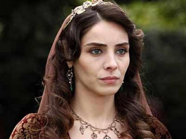 Padiahn kendisine olan tevecchnden dolay, Kann'nin daha nceki hanm ve en byk ehzade Mustafa'nn annesi Mhdevran Glbahar Sultan ile aralarnda iddetli bir mcadele balad.