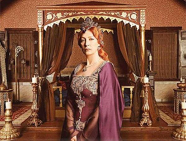 Vezrizam brahim Paa'nn ortadan kaldrlmasndan sonra devlet ilerine daha ok karmaya balayan Hrrem Sultan, 25 Ocak 1541 gecesi Eski Saray'da kan bir yangnn ardndan haremi Yeni Saray'a (Topkap) tad ve harem protokoln balatt.