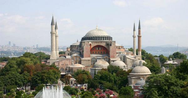 Ayasofya civarndaki ifte hamamn da banisi olup ayrca Kuds'te, Mekke ve Medine'de hayr eserleri vardr. Bata Haseki Klliyesi olmak zere yaptrd btn eserler iin yksek gelirli vakflar brakmtr.