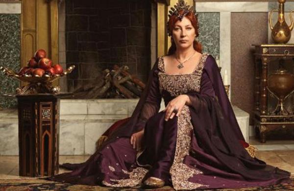 Manisa'da vali olarak bulunan byk olu Mustafa'nn yanna gnderdi ve ardndan cariyelerle nikh gelenei olmamakla birlikte Hrrem Sultan'la nikahland.