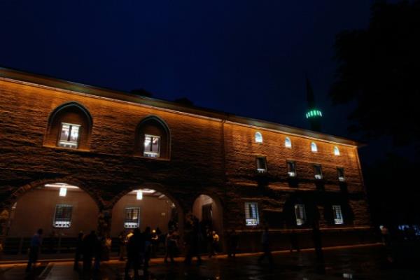 Ciddi bir yol alm saylmasak da yllar var hep yollardayz. Ufkumuz gam ve kederle tlleniyor. nmzdeki engebeler beer takatini akn grnyor. mmet-i Muhammed (aleyhissalat ve't-teslmt) perian, derbeder ve zdrap iinde...