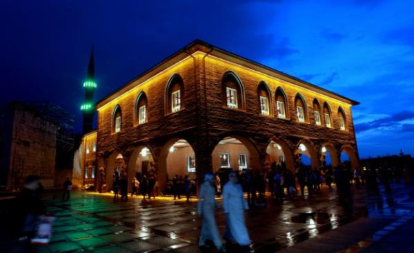 2. EY ARESZLER ARES! Senin dualara icabet etme mecburiyetin yoktur; ama bizim ona ihtiyacmz hissettiklerimizden de oktur. Btn dileklerimizi kabul buyur ve bunlar kabuln vicdanlarmza duyur; a ve yalnzlkla tir tir titreyen kalblerimizi iman ve itminanla doyur.