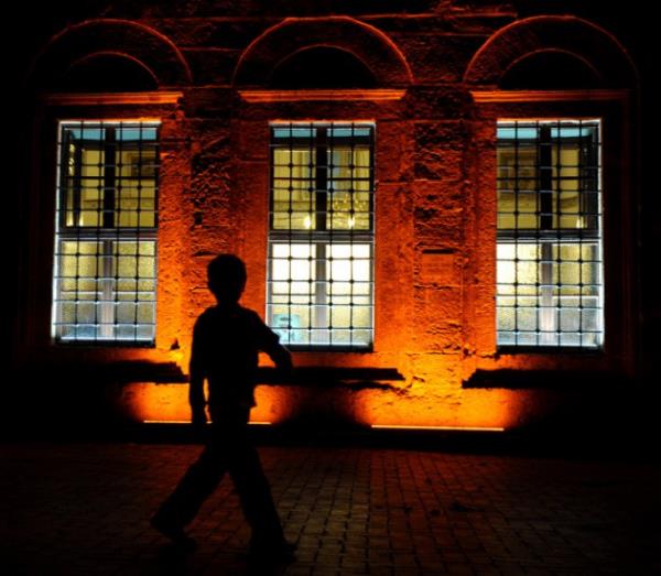 Rahmetin, bu garip pimanlarn mit kaps, bizler de bu kapnn nndeki liyakatsiz dilenciler. imdiye kadar gelip Senin kapnda ihtiya izhar edenlerden bo dnen hi olmam; hibir kakn ve piman da o kapdan kovulmamtr. O kap Senin kapn, onun bakalarndan fark da her gelene affndr. Bizi hilm  silminle glendir. Zalimlere de varln duyur.