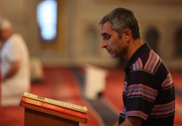 Hlimiz Sana ayan, syleyeceklerimiz bildiklerinin bir ksmn beyan. Beklediimiz asrlardan beri bizi kvrm kvrm kvrandran dertlerimize derman.. icabet buyur ey Rahm  Rahmn!