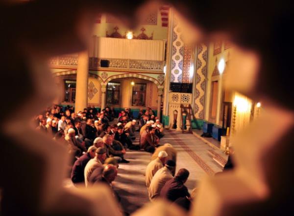 Dua edenlere cevap veren Sen, zdraplar dindirip ihtiyalar gideren Sen, devrilenleri kaldrp dorultan Sen, atlayp krlanlar sarp-sarmalayp tedavi eden de Sensin! Senden ayr kalmz ruhumuza renk attrd; nefsnlik ve gaflet, ibadetlerimizin mn ve zn alp gtrd; samimiyetsizlik dualarmzn kolunu-kanadn krd. Sinelerimiz bombo, dncelerimiz tutarsz, kalb ve ruh hastalklarmz bizi yere sermek zere..