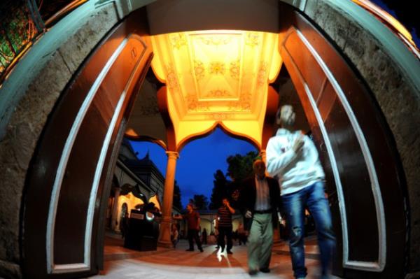 Herkesi ve her eyi grp gzettiine, her sese ve herkese merhamet ettiine gnlden inanarak kaknlmz muvakkat dahi olsa grmyor, gnahlarmz af alayanlarn iinde tasavvur ediyor, kartrdmz haltlara deil, Senin afv u safhna bakyor ve mitlerimizi ona balyoruz; Ensimiz Sen isen, evrenin vahetinden bize ne! Her yanda eytan ve avenesi iten ie homurdanp duruyorlarm, Sen bizimle olduktan sonra ne ifade eder ki!