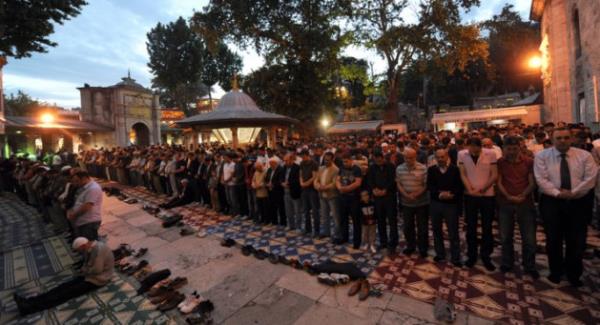 Gece ve gndz gibi iki yzl yayoruz, ak grnyor kapkara davranyoruz; idare ve siyaset deyip hem k trkleri sylyor hem de karanlk atlar mrldanyoruz. Devirlere, dnemlere gre renkten renge giriyor, bukalemunlar artacak mrifetler (!) sergiliyor ve aldatmay beceri kabul ediyoruz.