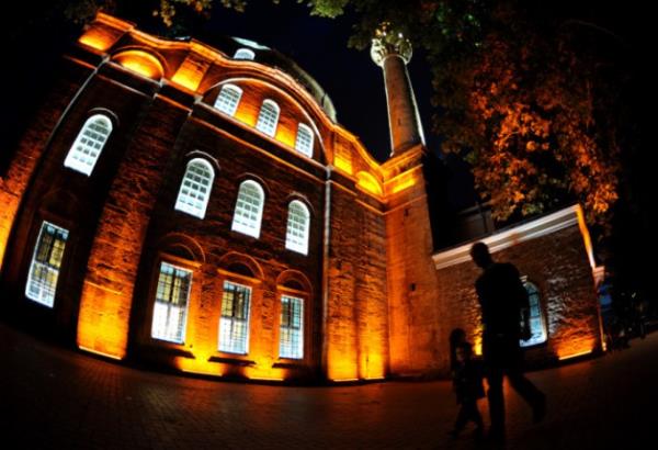 7. EY HER DUADA BULUNANA CABET EDEN ULULUK TAHTININ SULTANI! u mbarek berat gecesinde binler, yz binler Senin karnda divan durarak ellerimizi Sana ayor ve klliyet kesbetmi niyaz edal soluklarmzla, kullarna her zaman ak bulunan, hi olmazsa aralk duran rahmet desenli kapnn tokmana inleyerek dokunuyor ve "Biz geldik" diyoruz.