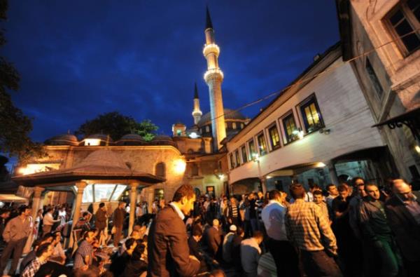 9. EY RAB! Ellerimiz-azlarmz, gzlerimiz-kulaklarmz, dillerimiz-dudaklarmz yaratl gayelerinden fersah fersah uzak ve deta nankrle kilitli; eller memn meyvelerde, azlar harama ak duruyor; gzler bakalarnn kusur mfettii.. yalan revata, hyanet diyattan bir ey, hakkn ismi var sadece; adalet "sayyd- binsaf"larn hazrlad kapanlarn nne salm birka dane gibi bir ey; vefa Kafda'nn arkasnda, ahde hrmet unutulup da bir kede kalm; buna karlk hakszlk firavunlar utandracak dorukta.