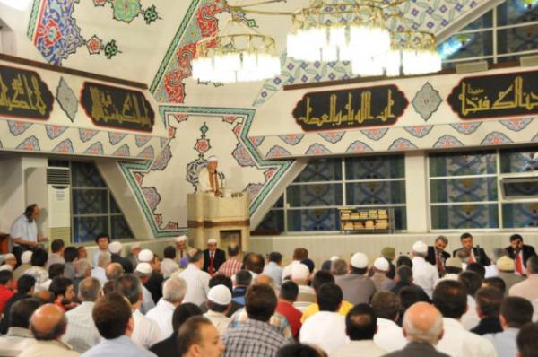 Kalblerimizi gsteriten ve iki yzllkten muhafaza buyur ya Rabbi! Her hal ve tavrmz rzan istikametinde eyle.. Niyetlerimizi ihlasl kl ve bize ltfettiin btn eylerde de bereket ihsan eyle ya Rabbi!