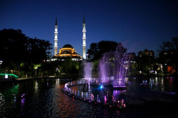 Makam sevgisi, hret hissi, rahat etme dncesi, tenperverlik duygusu boyunlarmzda deta elikten bir kement; her biri birer gayya olan bu duygulardan bir trl kurtulamyor ve mahiyet-i nefs'l-emriyemize gre kendimiz olamyoruz. Dnya ve ukb kazanc adna ne cidd bir hesap ne de tutarl bir plna sahibiz.