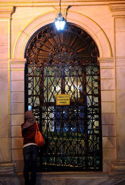 u anda duygularmz derbeder, davranlarmz ahenksiz, ruhlarmz kirli, ayaklarmz titrek, ellerimiz meflu, oumuz itibaryla mitlerimiz sarsk, havalar boz-bulank, maripler hicranla tl tl, marklar ltfuna kalm... te byle bir danklk iinde Sana geldik. Byle gelenlerin ilki deiliz, sonuncusu da olmayacaz.