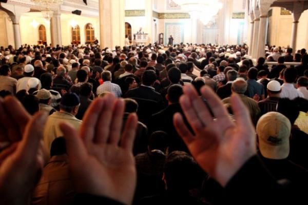 Kazanlar kuanda srekli kaybediyoruz; kaybederken de muhtemel daha kt durumlarla teselli olmaya alyoruz. Zaman sulama, artlara lnetler yadrma da ayr bir avunma yolu.