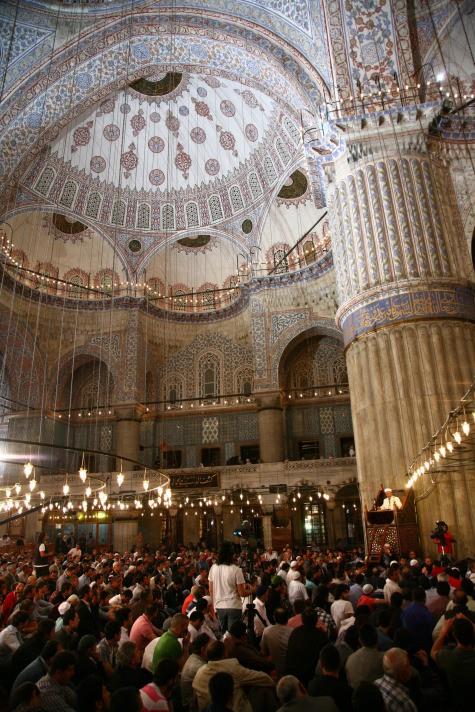 Senden kalblerimize k, iradelerimize g, dncelerimize istikamet, niyetlerimize de huls istiyoruz. Bizleri i dnyamzla yeniden ina ederek ruhlarmza ahsen-i takvm srrn duyur.