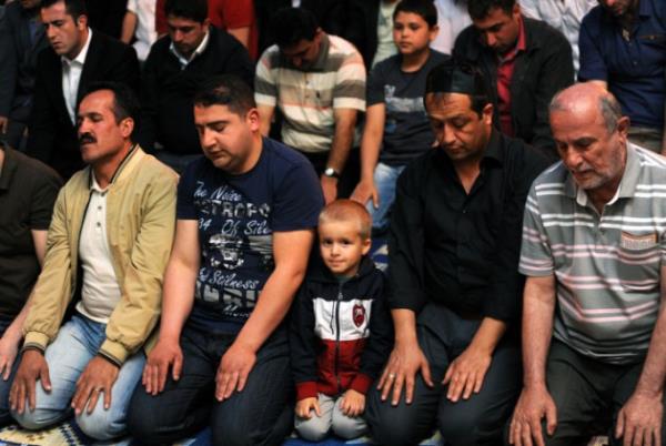 8. EY YCELER YCES! Sen biliyorsun, biz de bunun farkndayz; mrmzn hasent kefesi bombo, pek oumuz itibaryla bir ihls bezginlii iindeyiz. oumuz gafil, bedbin, dnsz-yarnsz sefil birer hlzede gibi aktalite ile i ieyiz. Her hlimizde lyi, gsteri, kpk kpk hev ve heves; srekli zevk u sefya, makama, mansba, hrete, ana ve dnyev hlyalara oynuyoruz.