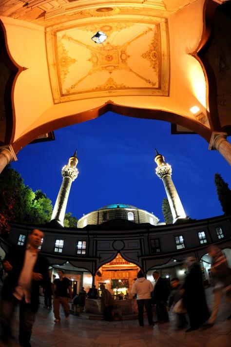 Herkesi ve her eyi grp gzettiine, her sese ve herkese merhamet ettiine gnlden inanarak kaknlmz muvakkat dahi olsa grmyor, gnahlarmz af alayanlarn iinde tasavvur ediyor, kartrdmz haltlara deil, Senin afv u safhna bakyor ve mitlerimizi ona balyoruz; Ensimiz Sen isen, evrenin vahetinden bize ne! Her yanda eytan ve avenesi iten ie homurdanp duruyorlarm, Sen bizimle olduktan sonra ne ifade eder ki!