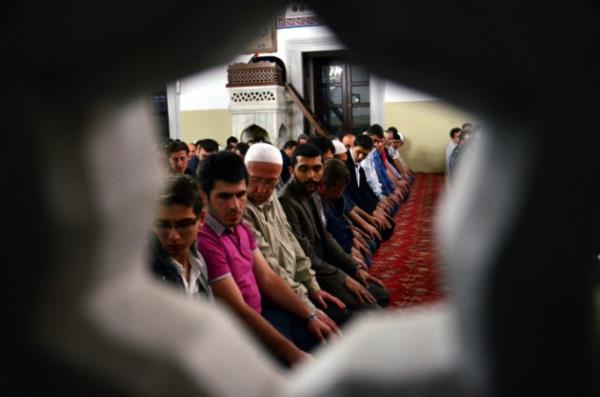 BERAT KANDL DUASI Euz billahi mine'-eytani'r-racm Bismillahi'r-rahmani'r-rahm Ey Bizleri varla erdiren, Var olmadaki sonsuz zevki gnllerimize duyuran, Gzeller Gzeli Rabbimiz! Sana sonsuz hamd  senalar olsun.