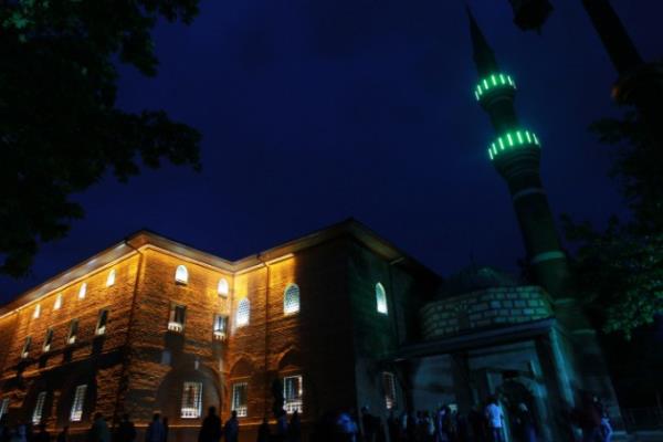 Mslmanlk gelenek ve greneklerin darlna mahkum... badet  tat kltr televvnl... Duygular, dnceler fantezilere emanet... Mcadelelerin esas da karlar, menfaatler, rk mlahazalara dayal. Sen bizlere kar yol lutfeyle ya rabbi!