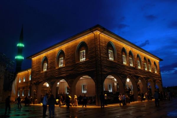 3. YA RAB! nmzdeki u upuzun hayat yolculuunda, bizi kendi idrak ve ihsaslarmzn darlyla babaa brakma; akllarmz inhiraf ve srmelerden, nefislerimizi cismnliin basklarndan, gnllerimizi de hev ve heveslerin ldrc oklarndan syanet eyle. Kapnn kullarn; ilimde kibir u gururdan, ibadette riya ve gafletten ve duygularna renk attran lfetten koru.