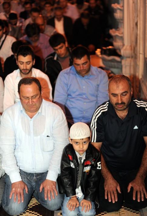 Ynlarn rya ve hlyalarekonomive refah; taptklar da dolar, dinar ve euro. Ruhlar mefl, kalbler ktrm, basret m, dnceler kirli, davranlar da tam buna gre...