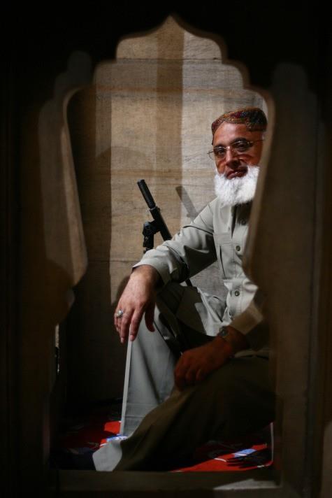 11. EY AFFI TECZYESNN NNDE RAHMET TAHTININ SULTANI! Kelb kabilesinin koyunlarnn tyleri saysnca gnahkarn affedilecei bu mukaddes berat gecesinde bizleri de bala, yle bir dnyada hayata gzlerimizi atk ve yle bir lemde yayoruz ki, nmzde tuzak, arkamzda tuzak; urayp getiimiz her yerde nefis, eytan ve ayn takmdan binlerce ifrit an germi av bekliyor; yol boyu yzlerce fitne oca ve isi-duman gelip sinelerimize oturuyor.