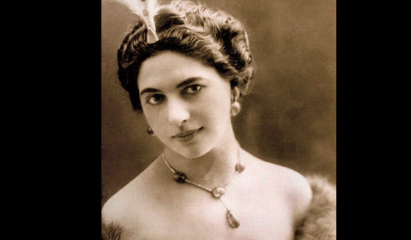 <p><b>Mata Hari</b></p>   Birinci ve kinci Dnya Sava eit dalml 'femme fatale'larn kard. Ama hibiri oryantal dans Mata Hari kadar mehur olmad. Bu Hollandal kadn dans olarak Paris'in elit kesimleri arasnda hzla nam salsa da birinci Dnya Sava bittikten sonra Hari, ift tarafl casus olmaktan tutukland.