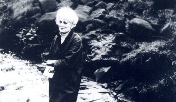 Myra Hindley Ian kadnn ona olan akn, onu da kendisiyle beraber tecavz ve cinayetlerine elik etmesini salayarak ispatlatyordu. Ve bu onu ngiltere'nin en korkun ve nl 'femme fatale'larndan birine dntrd.