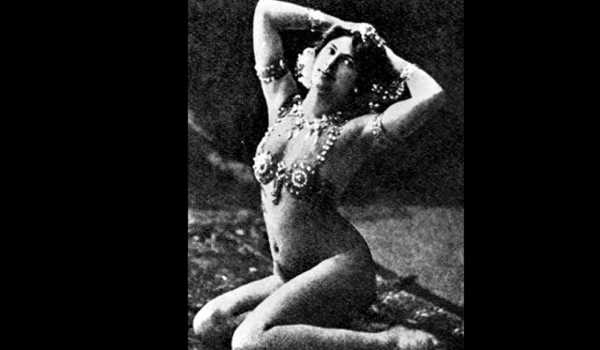 Mata Hari Almanya iin alan bir casus olduuna dair pek ok pheli delil olsa da yine de bu sutan dolay infaz edildi.