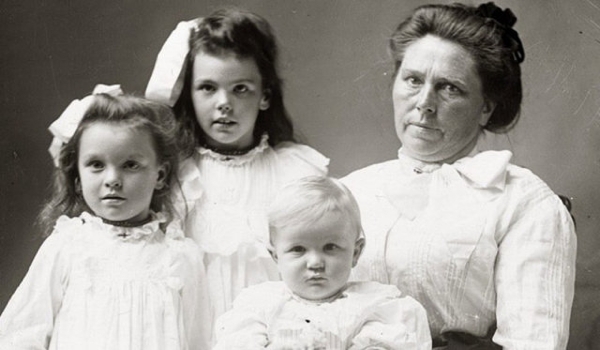 <p><b>Belle Gunness</b></p>   Belle Gunness Norve'te domu iri yar ve kuvvetli bir kadnd. Ancak fena hayatn Amerika'da srdrd. Hayatnn bir paras olmay isteyen herkesi ldrmek gibi bir alkanl vard. Belle, iki kzn, trl trl erkek arkadan, taliplerini, kocalarn ve byk ihtimalle dier ocuklarn yani ksacas onunla yakn temas iine giren veya girmek isteyen tm herkesi ldrd.