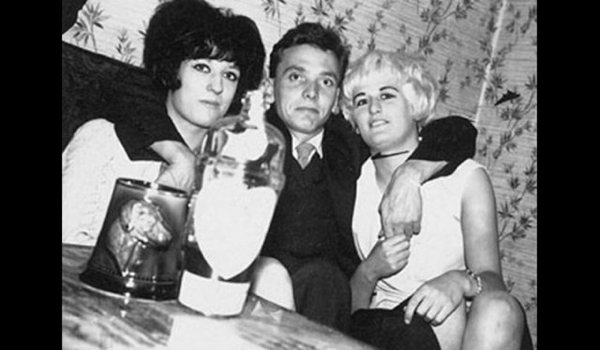 Myra Hindley (sada) Gelecein seri katili Myra, ei Ian ile hapisten salverilmesinin hemen ardndan tant.