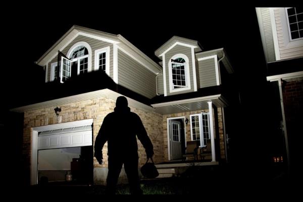 7-Gittiiniz yerleri sosyal medya hesabnzda paylamayn. Gnmz hrszlarnn en ok kulland yntemlerden biri ev sahibinin sosyal medya hesabna bakmak. Siz 'Oh mis gibi tatildeyim!' derken hrsz evde olmadnz renip evinize dalabilir.