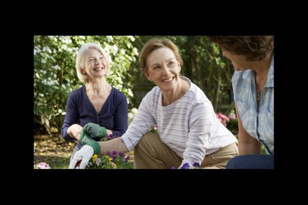 8-Gvendiiniz bir komunuzdan yardm isteyin. Eer siz komularnzn evine sahip karsanz onlarn da sizin evinize sahip kacaklarn unutmaynz. Evde ok zaman geiriyorsanz evrenizi gzlemlemeniz semtinizin gvenlii iin yararl olacaktr.